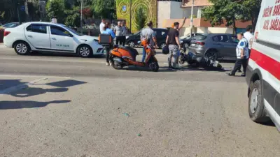 Bursa’da kavşakta, motosikletin ambulansa çarptığı kazada motosiklet sürücüsü yaralanarak hastaneye