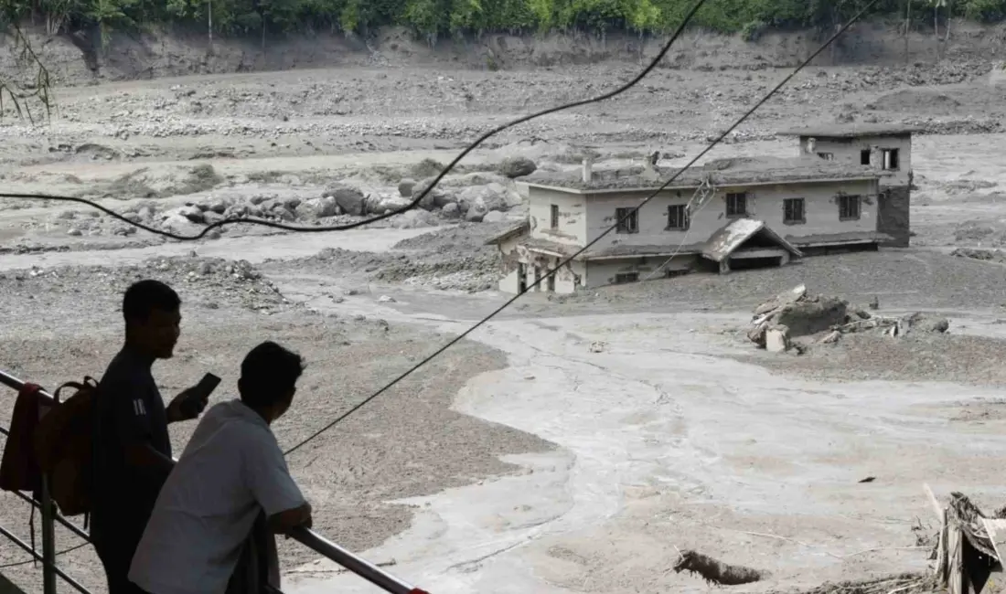 Nepal’in Çin sınırında meydana gelen taşkının yol açtığı sel felaketinde