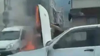 Bursa’da seyir halindeki otomobil, motor kısmından bir anda alev aldı.