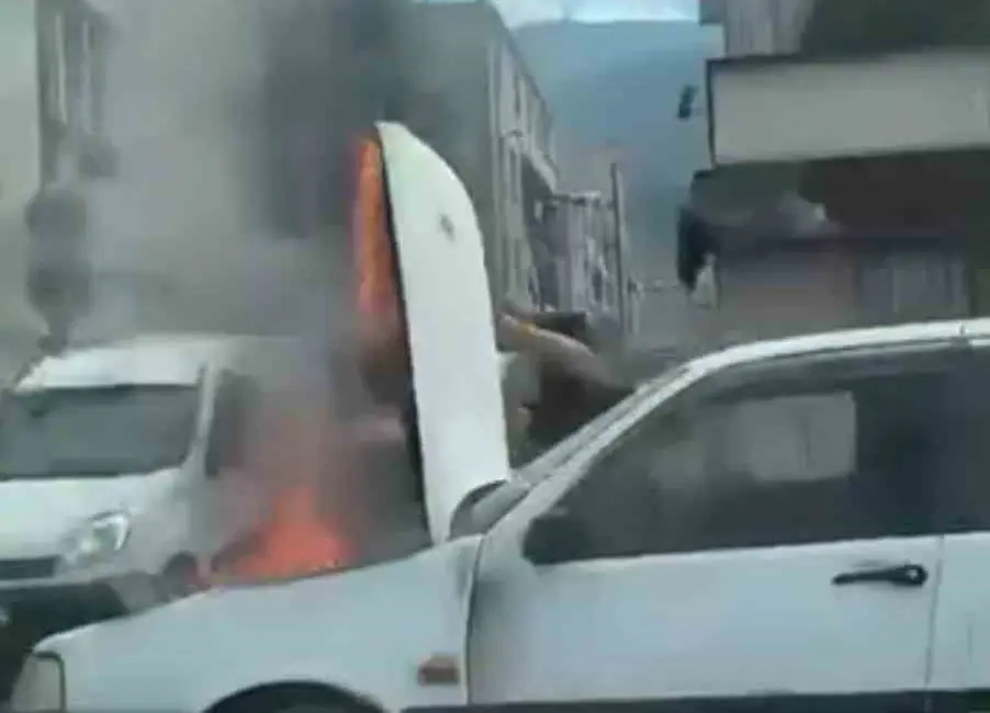Bursa’da seyir halindeki otomobil, motor kısmından bir anda alev aldı.