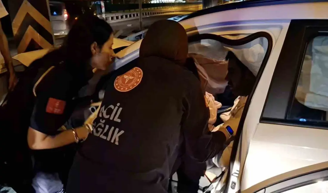 Bursa’da yol seçimi yaparken geciken sürücü direğe çarparak yaralandı. Direksiyonda