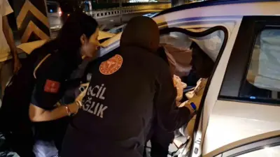 Bursa’da yol seçimi yaparken geciken sürücü direğe çarparak yaralandı. Direksiyonda