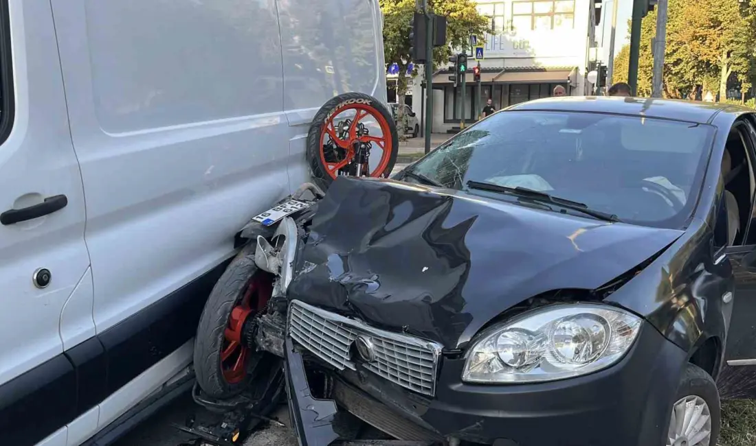 Bursa’da otomobil ile çarpışan motosiklet, park halindeki kamyonet ile otomobil
