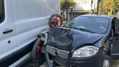 Bursa’da otomobil ile çarpışan motosiklet, park halindeki kamyonet ile otomobil