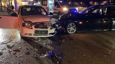 Bursa’nın İnegöl ilçesinde iki otomobilin kafa kafaya çarpışması sonucu meydana