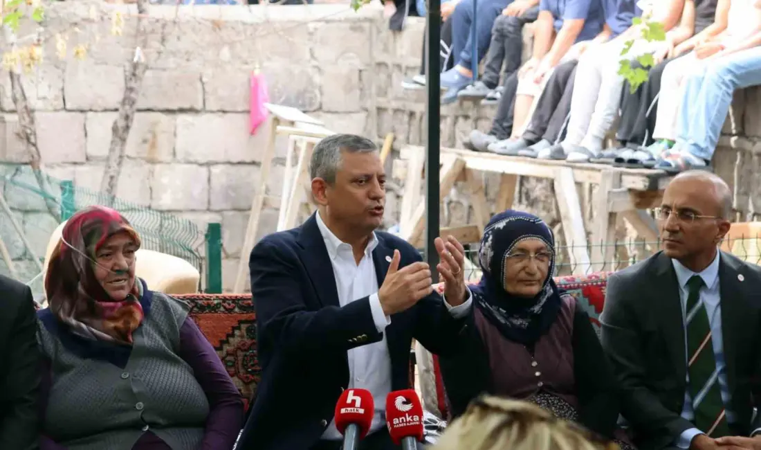 Kayseri’de kadın buluşmasına katılan Yeni Parti Genel Başkanı Özgür Özel,