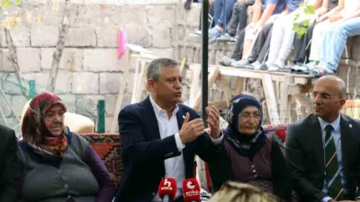 Kayseri’de kadın buluşmasına katılan Yeni Parti Genel Başkanı Özgür Özel,