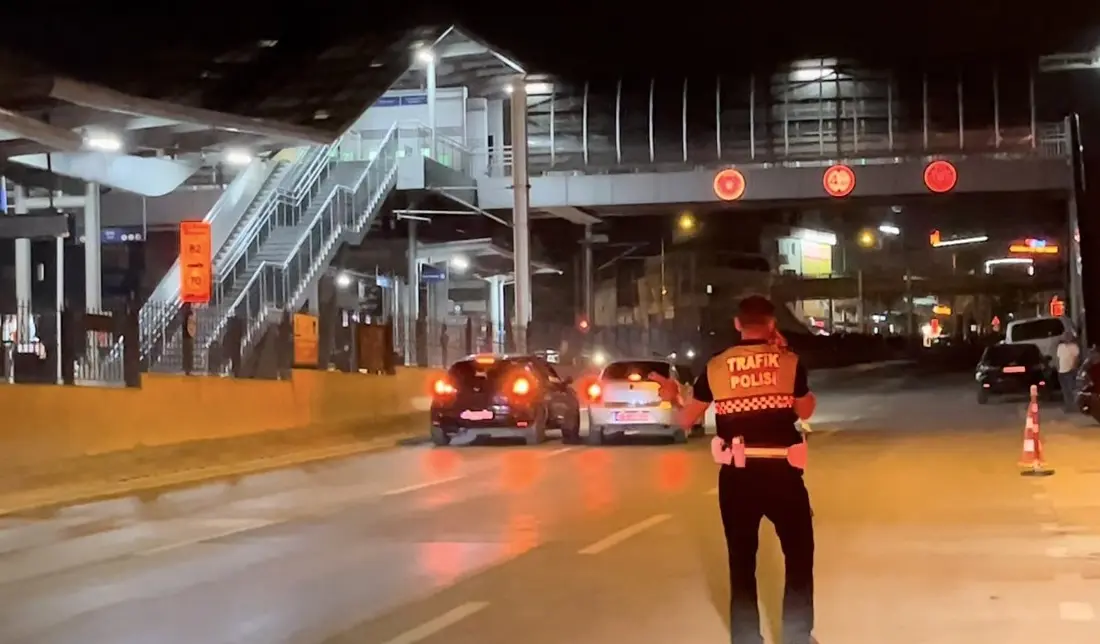 Bursa’da polis uygulamasının hemen yanında ani manevra yapan sürücü yakayı