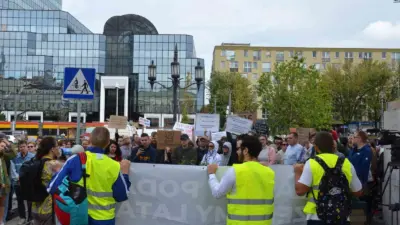 Polonya’nın başkenti Varşova’da, ikamet işlemlerinin çok uzun sürmesi ve ikamet