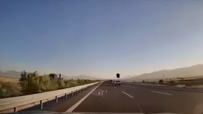 Bursa’da otobanda seyir halinde olan bir otomobilin portbagajı, rüzgara dayanamayarak