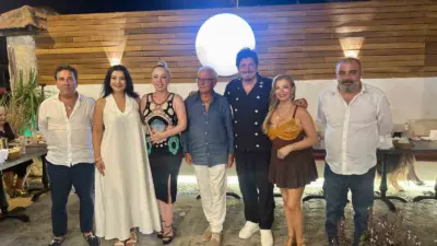Muğla’nın Bodrum ilçesinde yaşayan sanatçı Ekin Akkaş’ın doğum günü kutlamasında