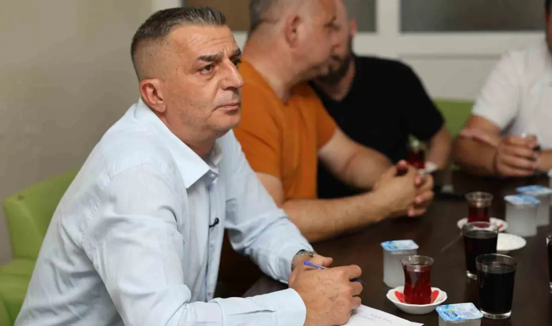 Şehzadeler Belediye Başkanı Hakan Şimşek, belediyenin saha ekipleriyle bir araya
