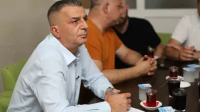 Şehzadeler Belediye Başkanı Hakan Şimşek, belediyenin saha ekipleriyle bir araya