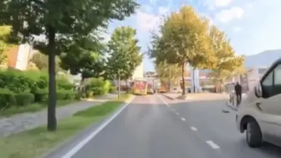 Bursa’da seyir halindeki halk otobüsü, sürücüsünün kontrolünden çıkarak yol kenarındaki