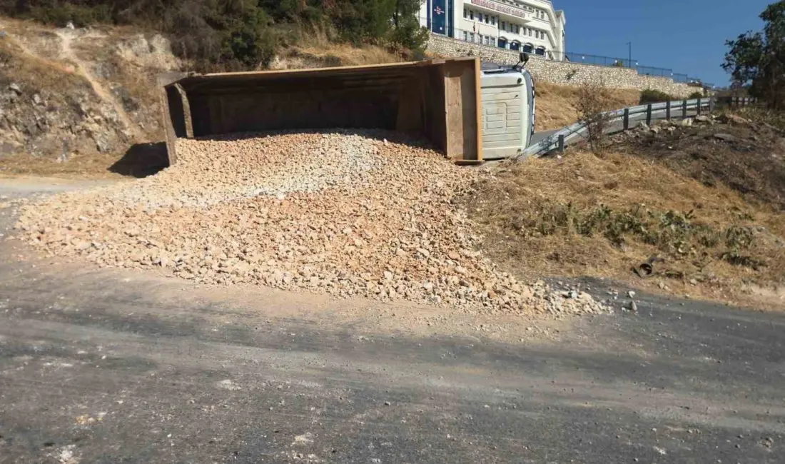 Bursa’da freni boşalan kamyon, faciya sebep olmadan şoförün manevrasıyla sonlandı.