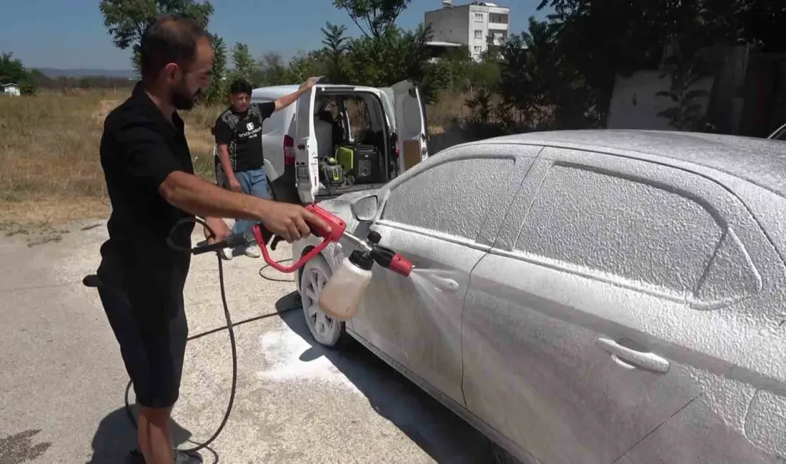 Bursa’da mobil oto yıkama işi yapan Tuğrul Deligöz, sokakta park