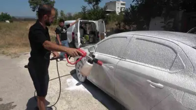 Bursa’da mobil oto yıkama işi yapan Tuğrul Deligöz, sokakta park