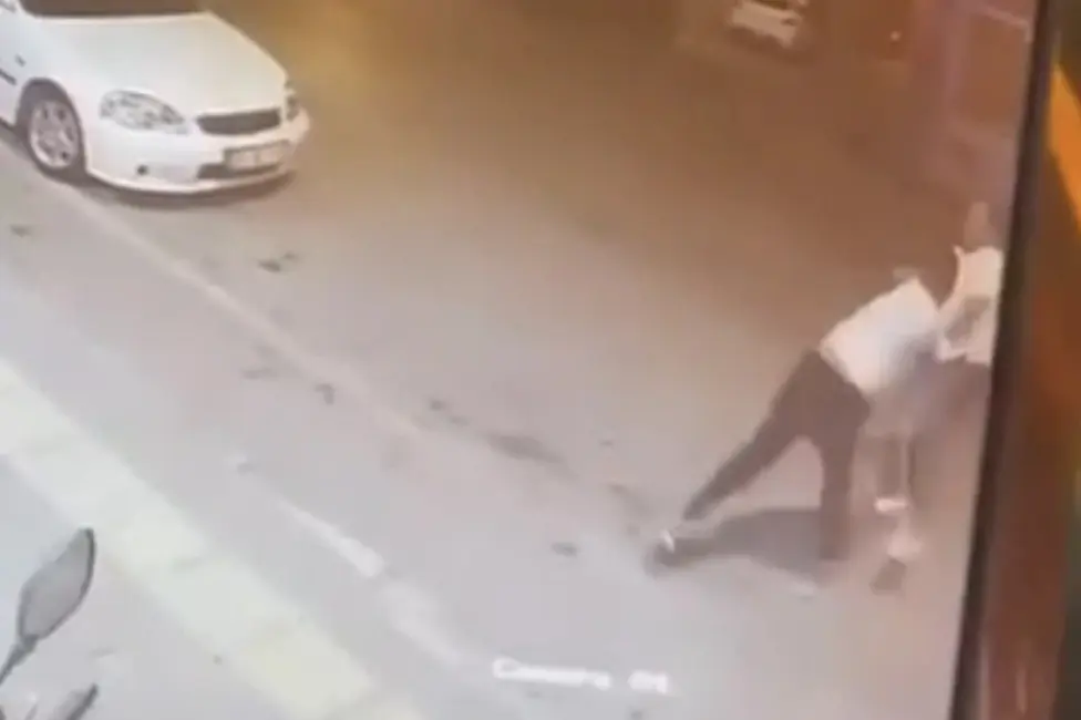 Bursa’da kaldırım üzerinde duran şahıs ile otomobil sürücüsü arasında çıkan