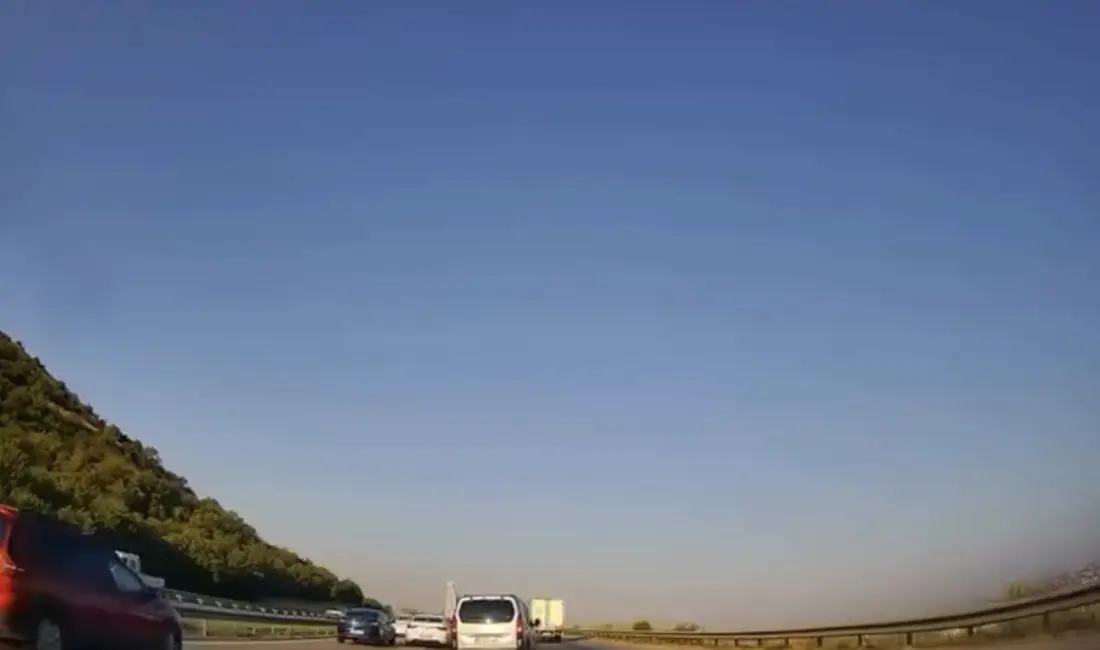 Bursa’da seyir halindeki hafif ticari araç, trafiğin aniden yavaşlaması üzerine