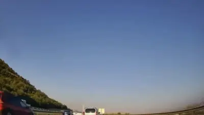 Bursa’da seyir halindeki hafif ticari araç, trafiğin aniden yavaşlaması üzerine