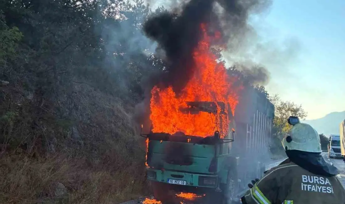 Bursa’nın İnegöl ilçesinde seyir halindeki talaş yüklü tırın motor kısmında