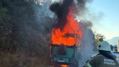 Bursa’nın İnegöl ilçesinde seyir halindeki talaş yüklü tırın motor kısmında