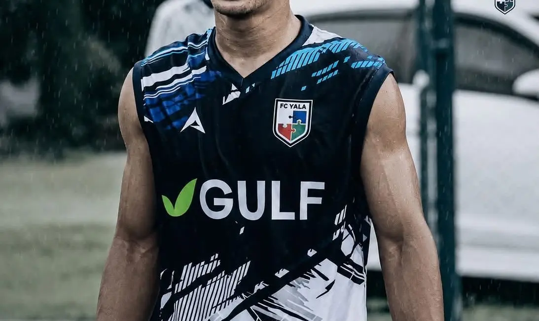 Tayland’da yoğun yağış altında oynanan bir futbol maçında sahaya düşen