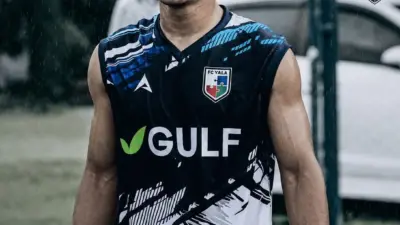 Tayland’da yoğun yağış altında oynanan bir futbol maçında sahaya düşen