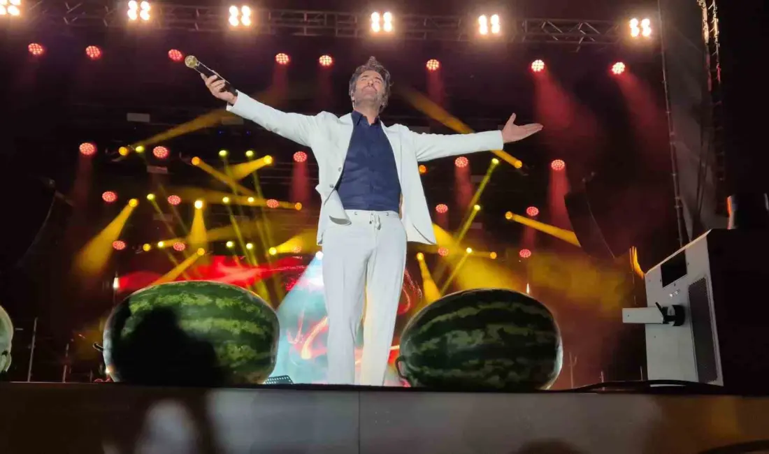 Tekirdağ’ın Marmaraereğlisi ilçesinde düzenlenen “Karpuz Festivali” kapsamında ünlü sanatçı Mahsun