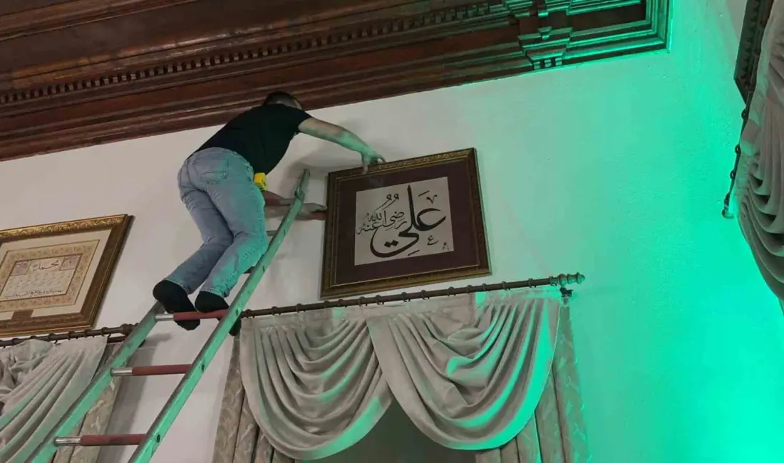 Bursa’da, Mehmed Muhyiddin Üftâde Hazretleri’nin makamında bulunan hat levhaları ihya