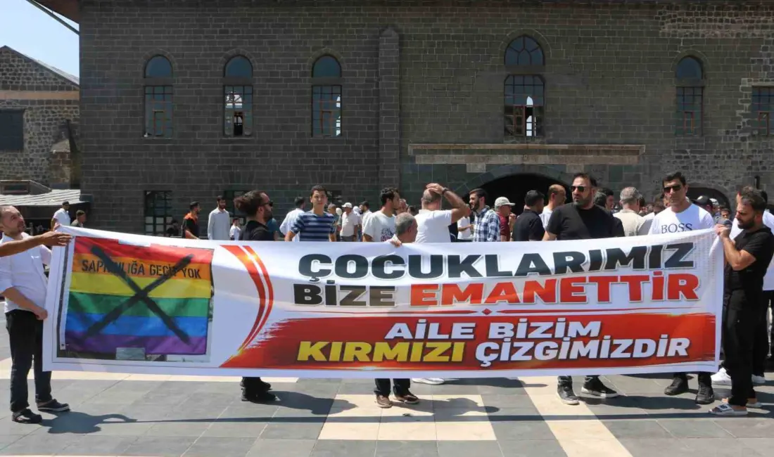 Van İnsan Hakları Derneğince gerçekleştirilen bir toplantıda LGBT bayrağı ve