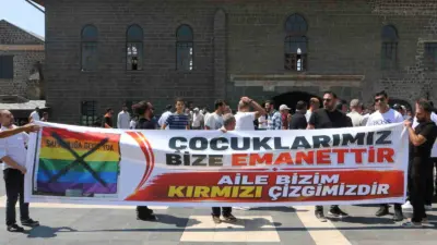 Van İnsan Hakları Derneğince gerçekleştirilen bir toplantıda LGBT bayrağı ve