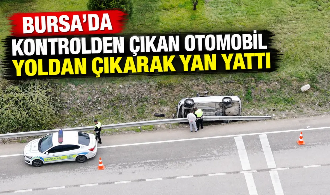 Bursa’da yağış sebebiyle sürücüsünün kontrolünden çıkan otomobil yan yattı. Kazada