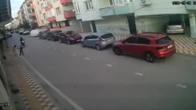 Bursa’nın Karacabey ilçesinde aniden yola çıkan küçük çocuğa motosiklet çarptı.