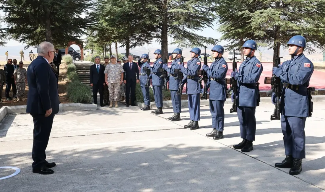 Milli Savunma Bakanı Yaşar Güler, Afyonkarahisar’da bulunan 17’nci Hava ve