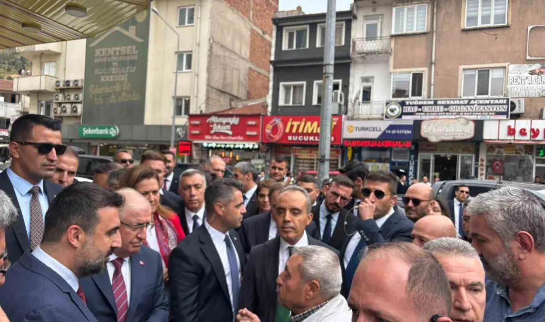 Afyonkarahisar’a gelen Milli Savunma Bakanı Yaşar Güler, kent merkezinde esnaf