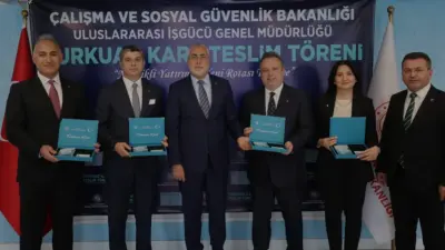 Bakan Vedat Işıkhan, SOCAR ve Türk Traktör CEO'larına Turkuaz Kartlarını