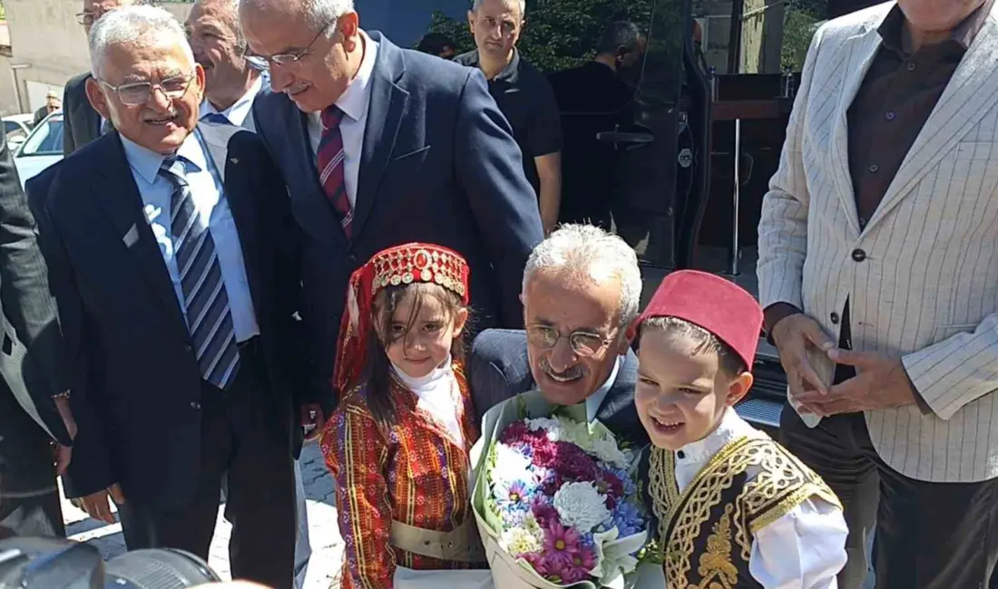 Sivas’ın Gürün ilçesinde incelemelerde bulunan Ulaştırma ve Altyapı Bakanı Abdülkadir