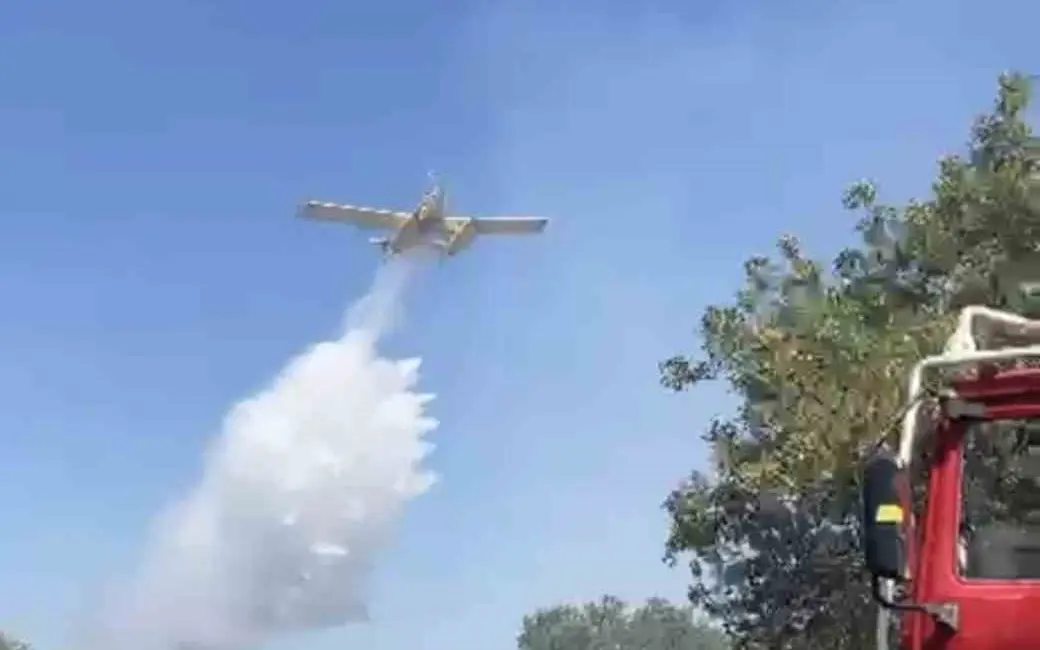 Balıkesir’in Kocaavşar Mahallesi yakınlarında çıkan orman yangınına havadan ve karadan