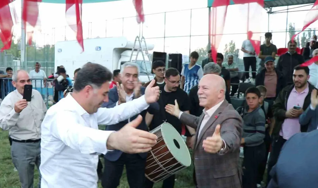 Erzurum Büyükşehir Belediye Başkanı Mehmet Sekmen, Pasinler ilçesinde düzenlenen güreş