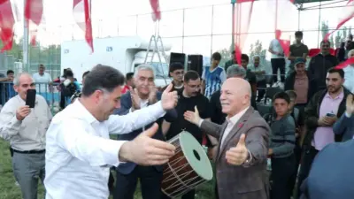 Erzurum Büyükşehir Belediye Başkanı Mehmet Sekmen, Pasinler ilçesinde düzenlenen güreş