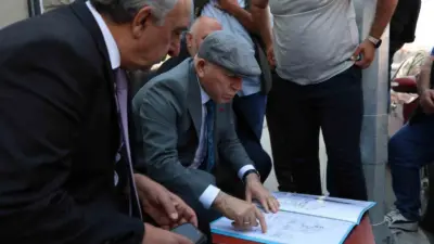 Erzurum Büyükşehir Belediye Başkanı Mehmet Sekmen, Mumcu Mahallesi’nde vatandaşlarla bir