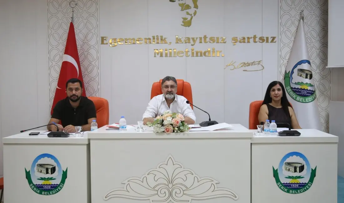 Antalya’nın Serik ilçesinde, evrakta sahtecilik iddiasıyla 2 belediye personelinin tutuklanmasının