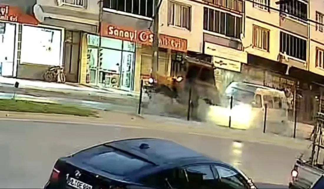 Bursa’da tarım işçilerini taşıyan panelvanın yol kenarında duran traktöre arkadan