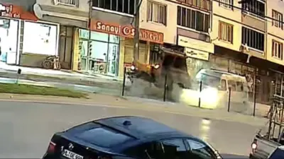 Bursa’da tarım işçilerini taşıyan panelvanın yol kenarında duran traktöre arkadan