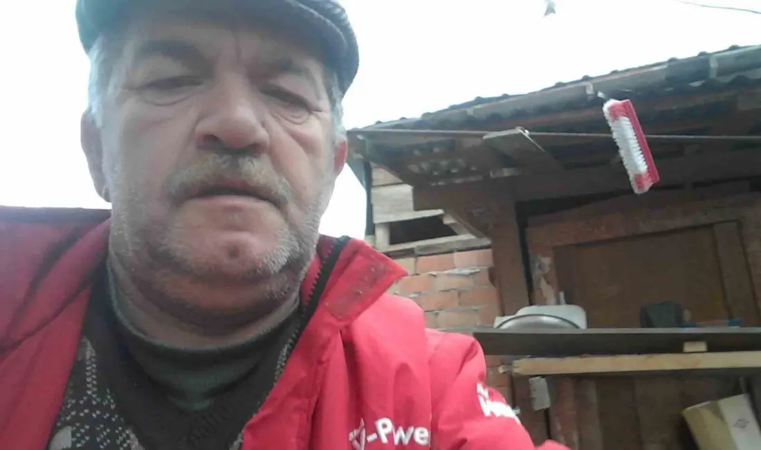 Bursa’nın İnegöl ilçesinde yürüme engelli adam ve eşi, evlerinin dış