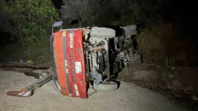 Bursa’da kontrolden çıkan iş makinesinin devrilmesi sonucu araçta sıkışan sürücü,