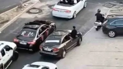 Bursa’da düğün konvoyu nedeniyle yol dakikalarca trafiğe kapandı. Konvoydaki araçların