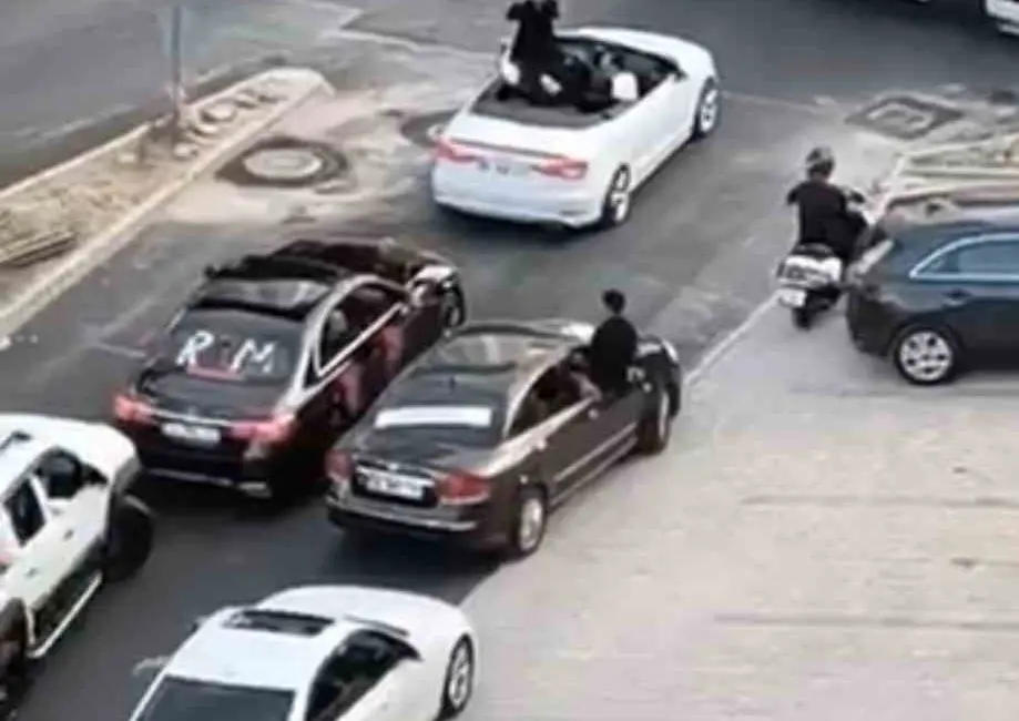 Bursa’da düğün konvoyu nedeniyle yol dakikalarca trafiğe kapandı. Konvoydaki araçların