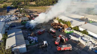 Bursa’da geri dönüşüm deposunda çıkan yangın korkuttu. Yangına 8 itfaiye